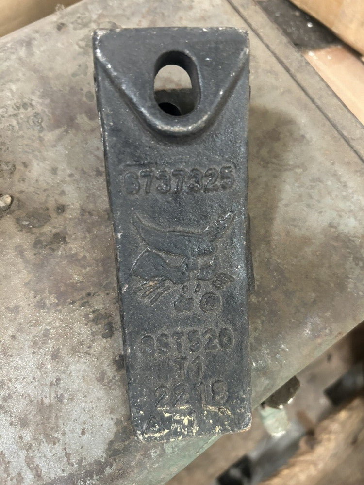 Genuine OEM Bobcat Bucket Tooth 6737325