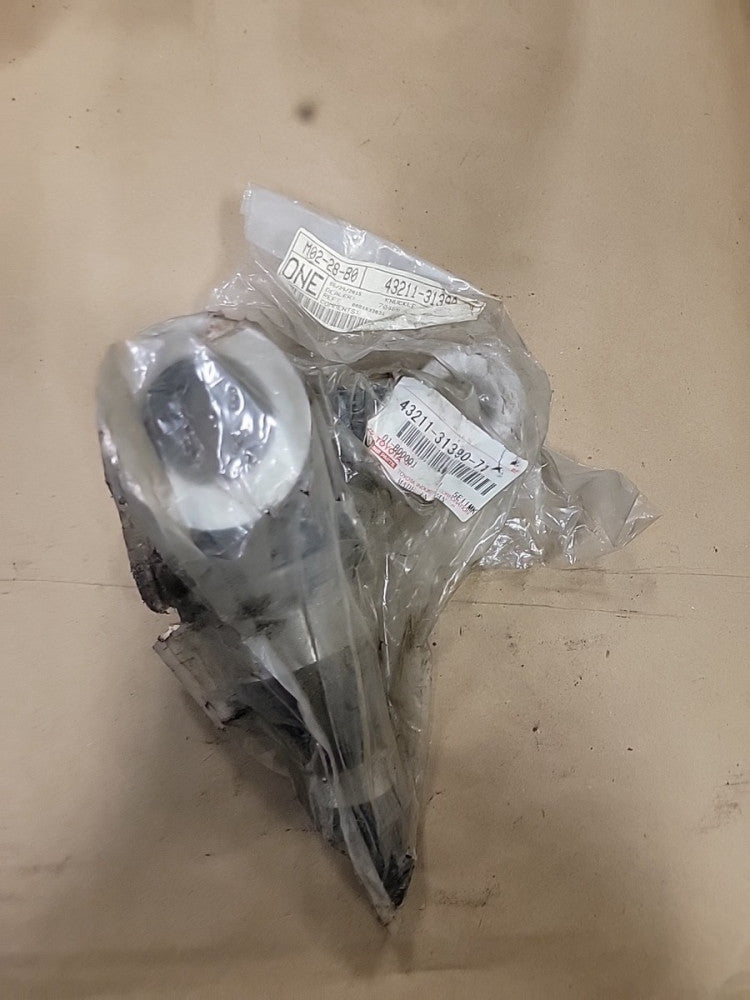 NEW STEERING KNUCKLE RH TOYOTA FORKLIFT 43211-31380-71 OEM GENUINE