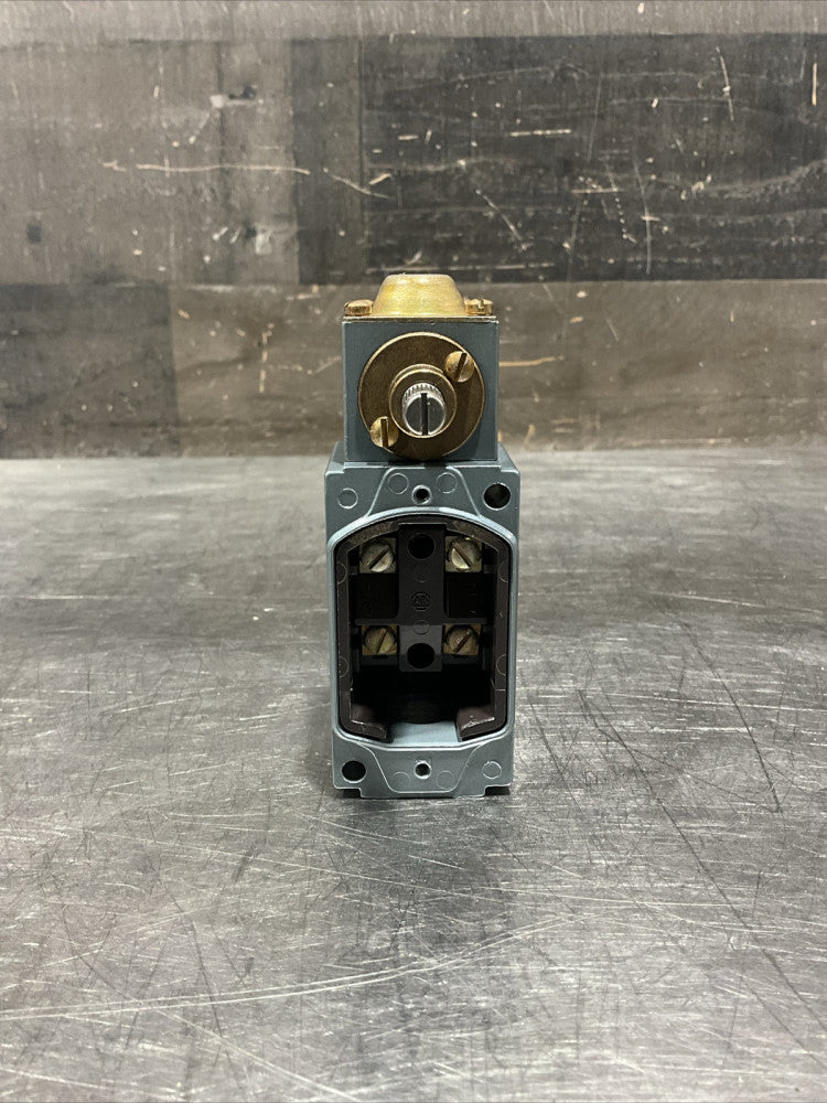 ALLEN BRADLEY 802T-H, Series C, Oil Tight Limit Switch, NOS Surplus