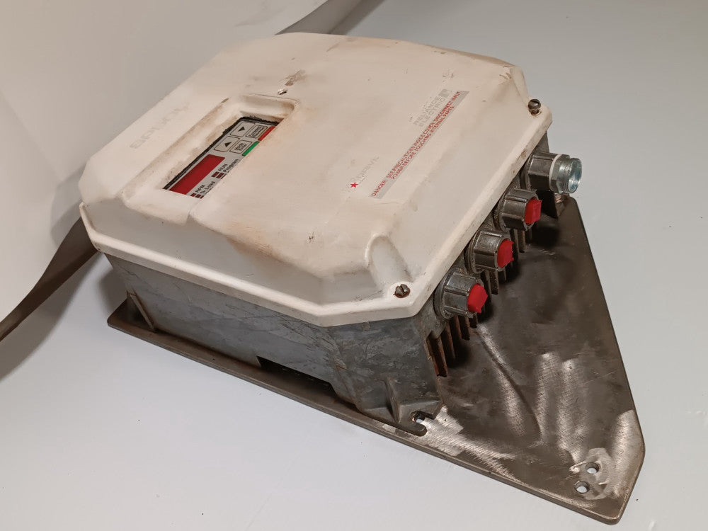 Reliance SP500 1SU24002 AC VFD drive, 2HP, 200-230VAC, NEMA 4X, cracked cover