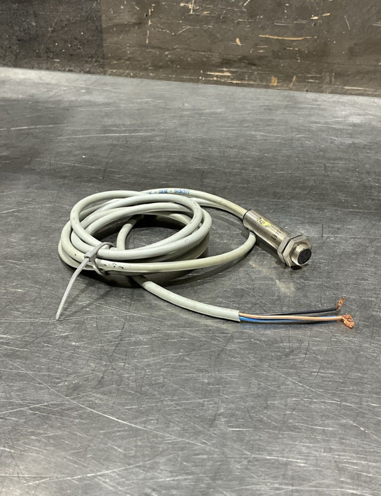 ONE NEW Siemens INDUCTIVE PROXIMITY SWITCH NEW 3RG7122-0AA00 069244