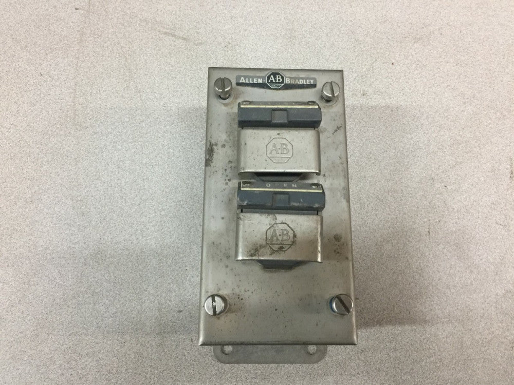 NEW NO BOX ALLEN BRADLEY PUSH BUTTON CONSOLE 800H-2HF4 N