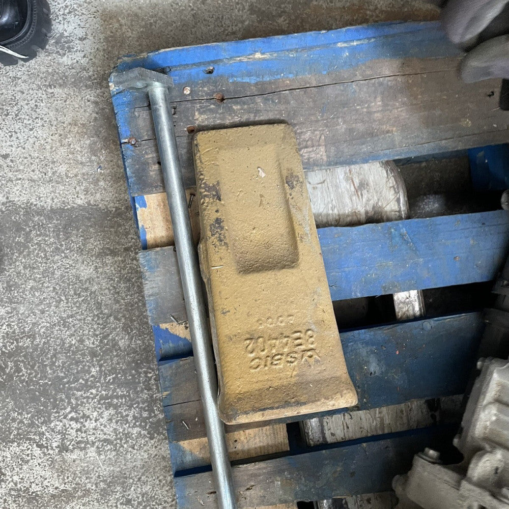 8E4402 Long Tip Tooth Fits CAT Fits Caterpillar 320 322 325 330