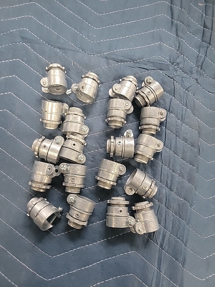 LOT OF (20) NEW THOMAS & BETTS 1/2" METAL CONDUIT CONNECTORS XC-270