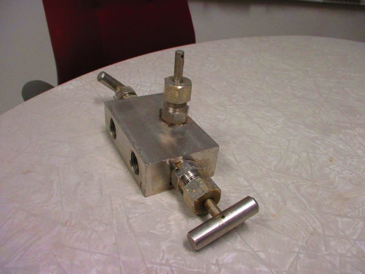 Hex Valve HM451U3331411 3-Valve Manifold HM45 Integral Metal Seated 6000 psi