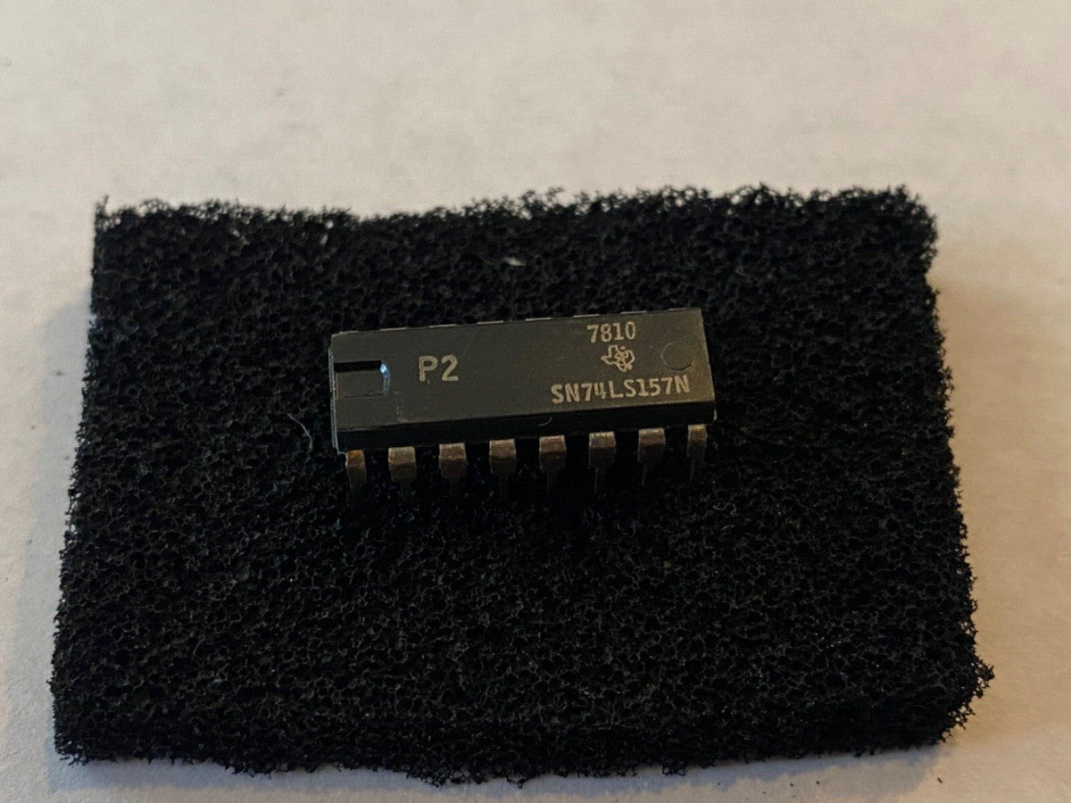 Texas Instruments SN74LS157N quad 2-to-1 line data selector multiplexer I.C.