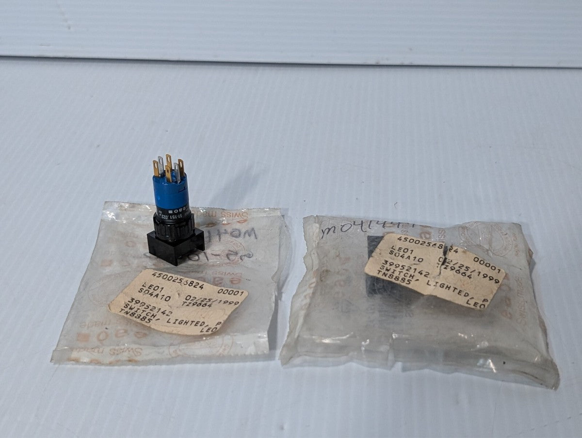 NEW eao 51-151-022 Pushbutton SPDT Switch-1NO/1NC 5A 250V+Return