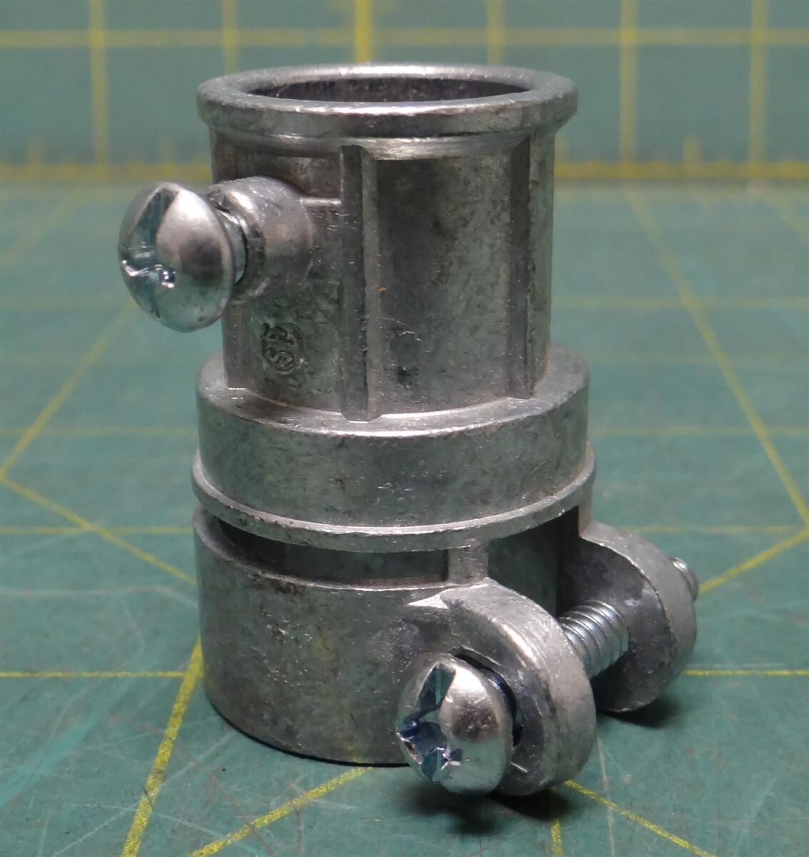 1/2" Electrical Metallic Tube EMT to Flex FMC Set-Screw Conduit Coupling Steel