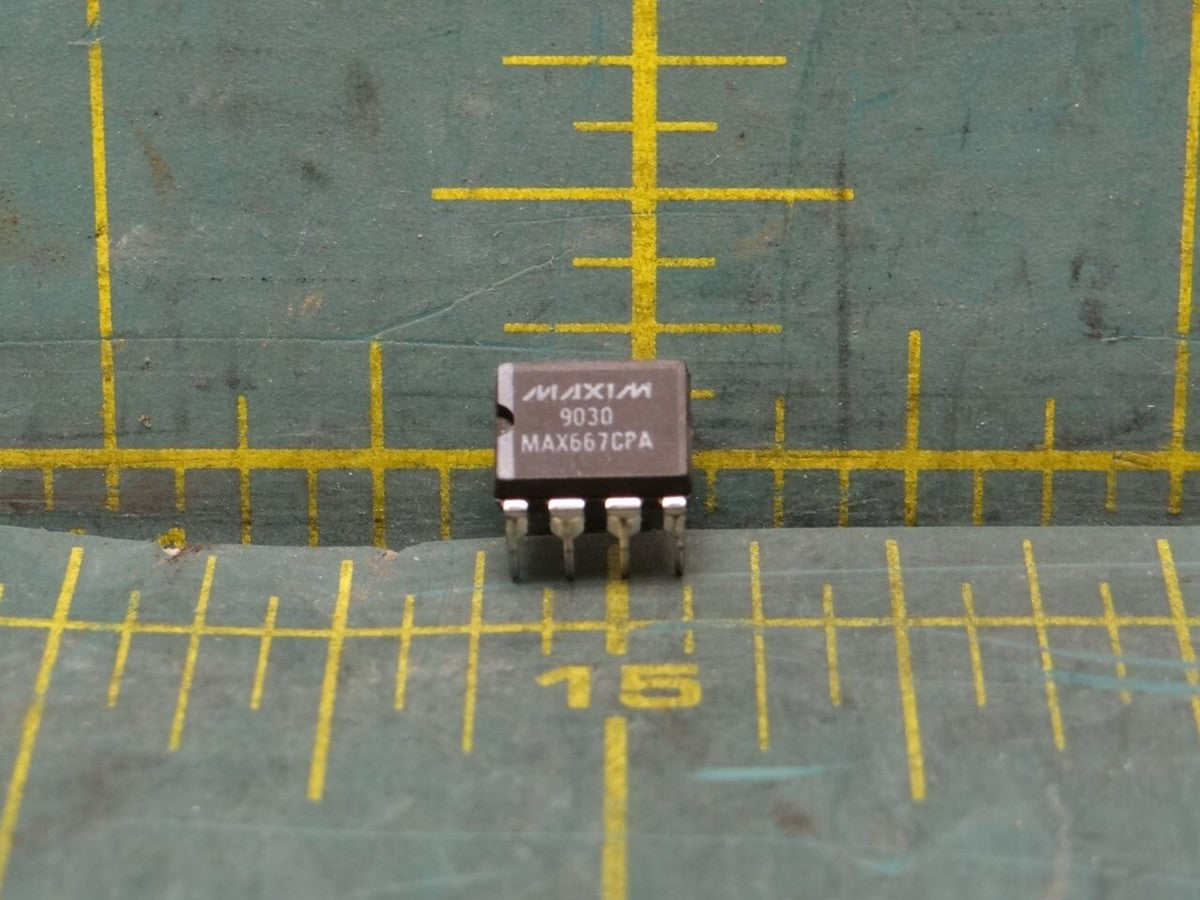 Maxim Integrated MAX667CPA Linear Voltage Regulator IC 250mA 8-PDIP