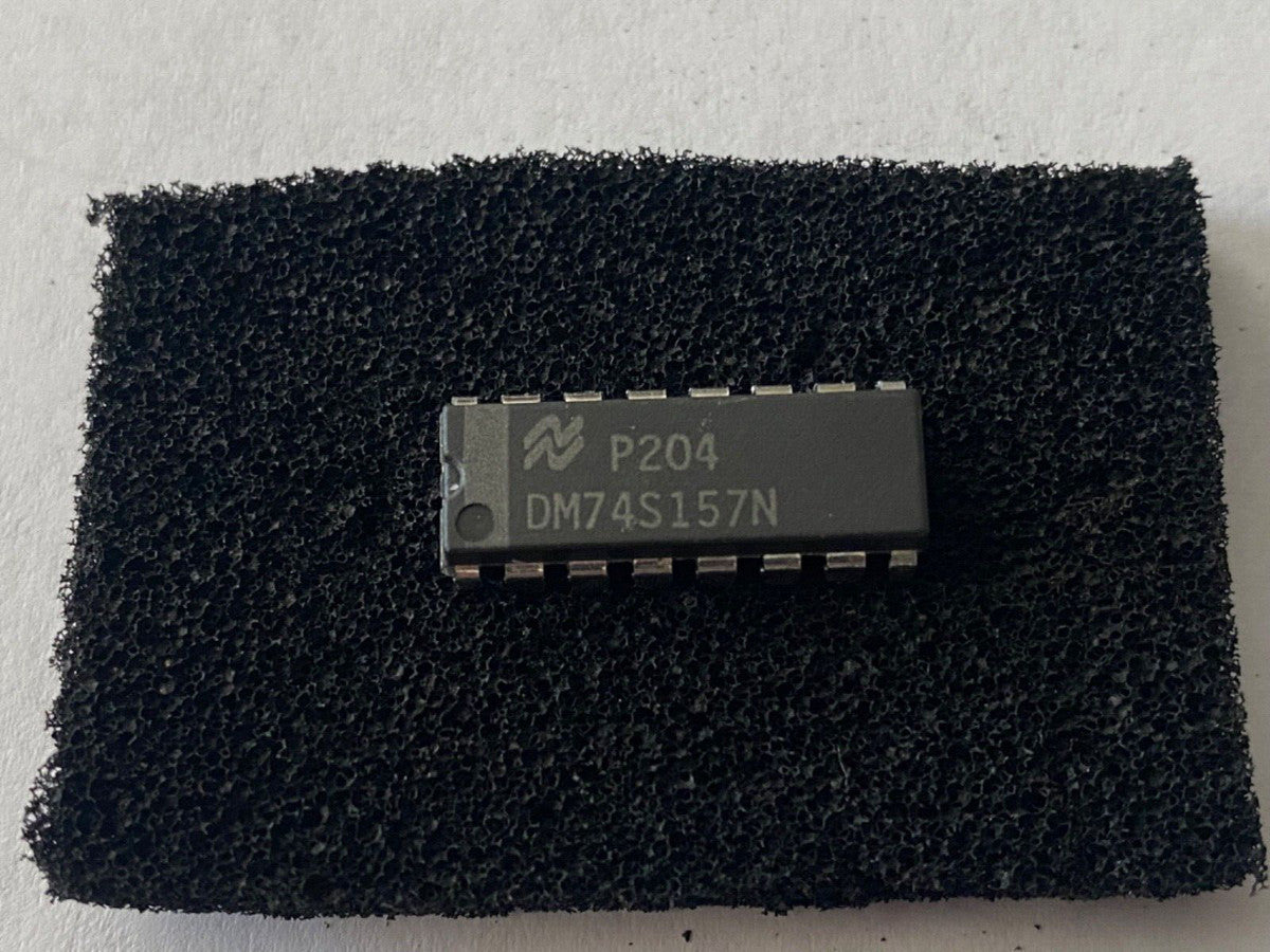 National DM74S157N quad 2-to-1 line data selector multiplexer Integrated Circuit