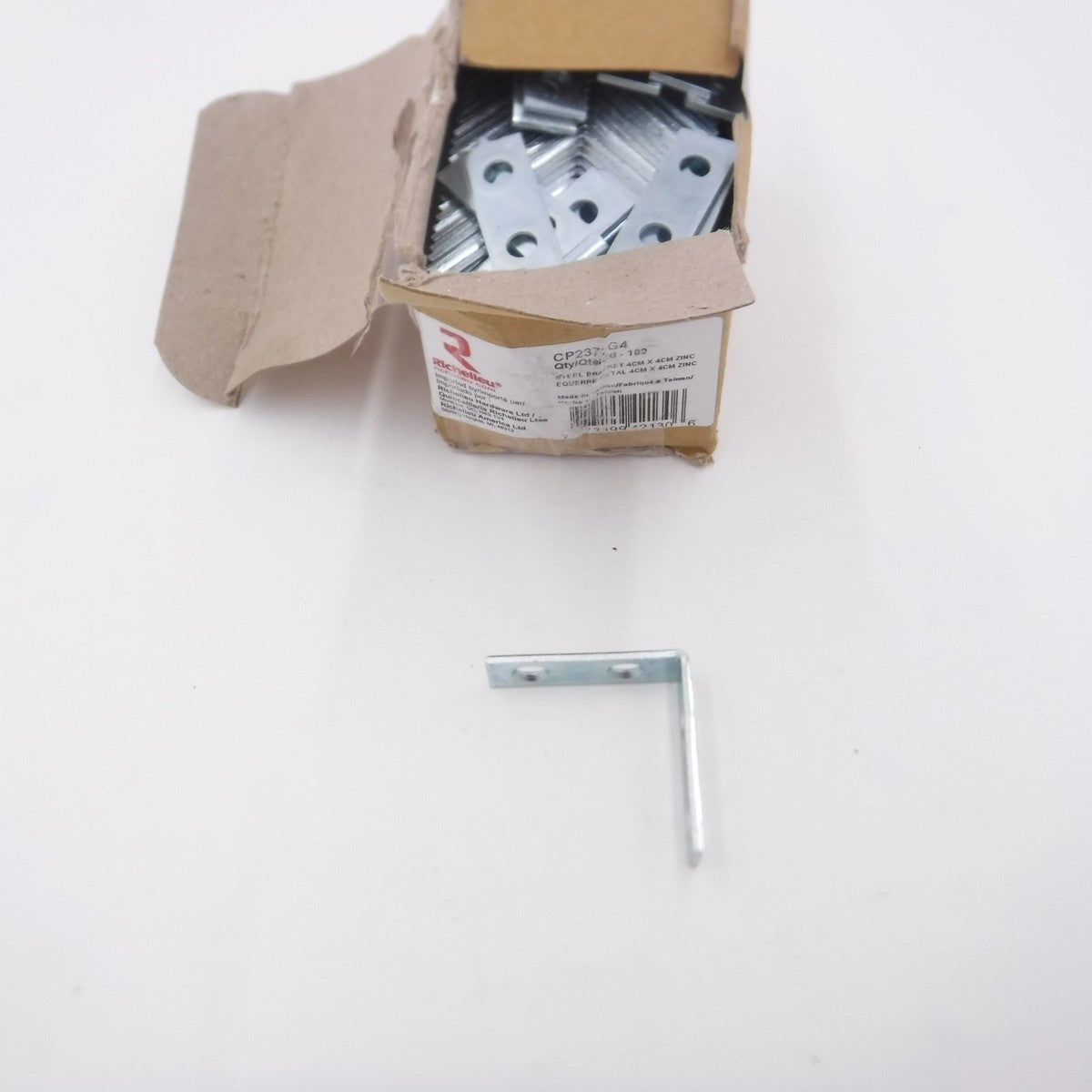 100 Pack Richelieu 15/32" 90G Metal Bracket CP2372G4