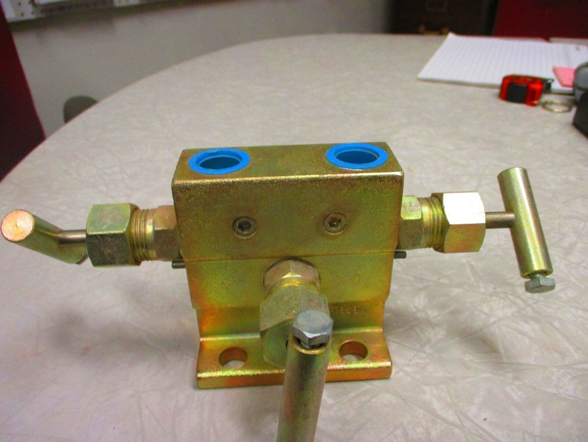 Hex Valve HM131S399412 3-Valve Manifold Series HM13  6985PSI 1/2" FNPT x Flange