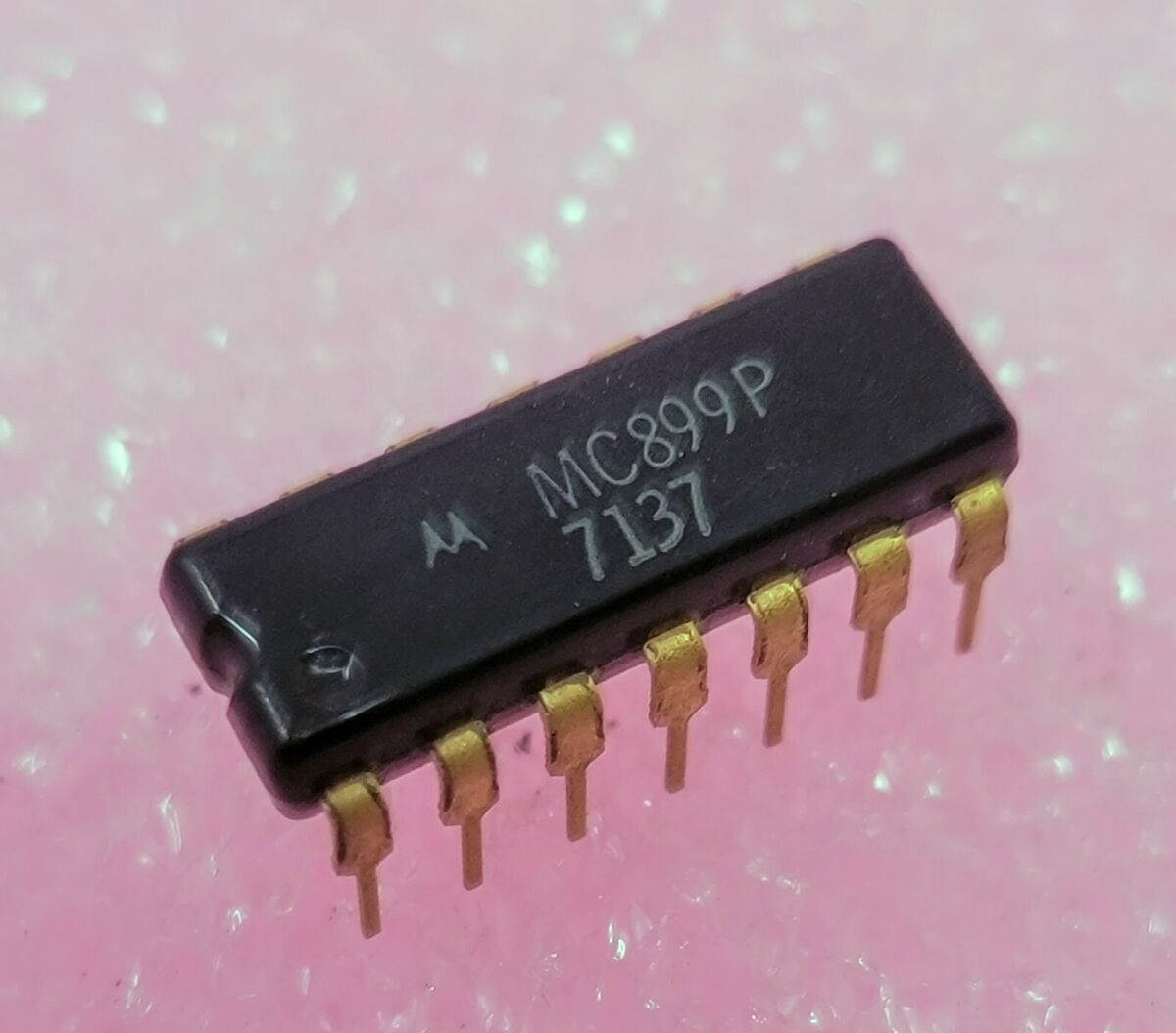 Motorola - MC889AP - IC, RTL. Hex Inverter, Gold Leads  New.