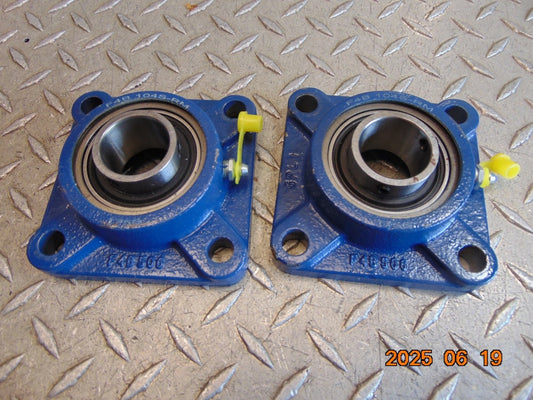 (1) SKF F4B 104S-RM BEARING YAT 206-104 with 4-BOLT SQUARE HOUSING