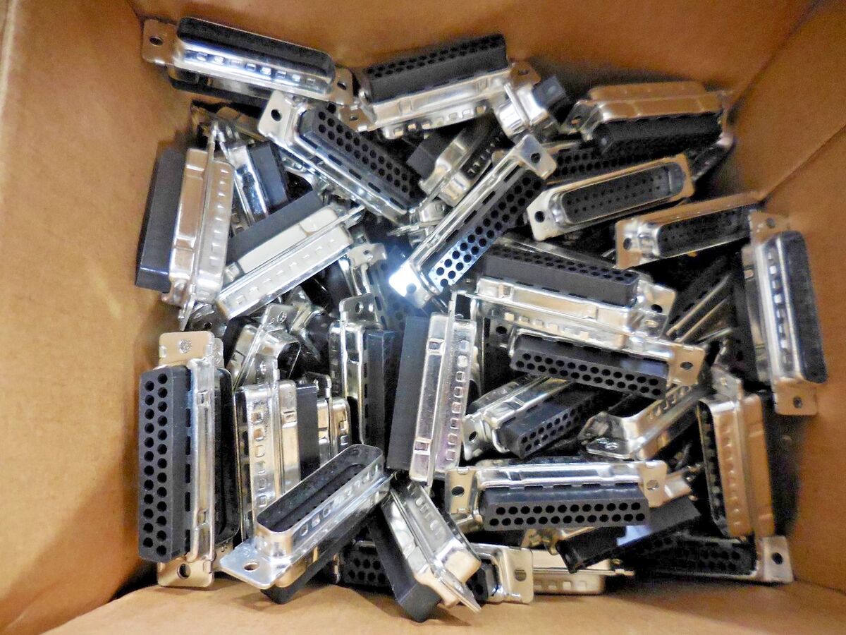 AMP 747552-1/ Male/ D-Sub/ Connectors (No PINS) [Lot of 100]