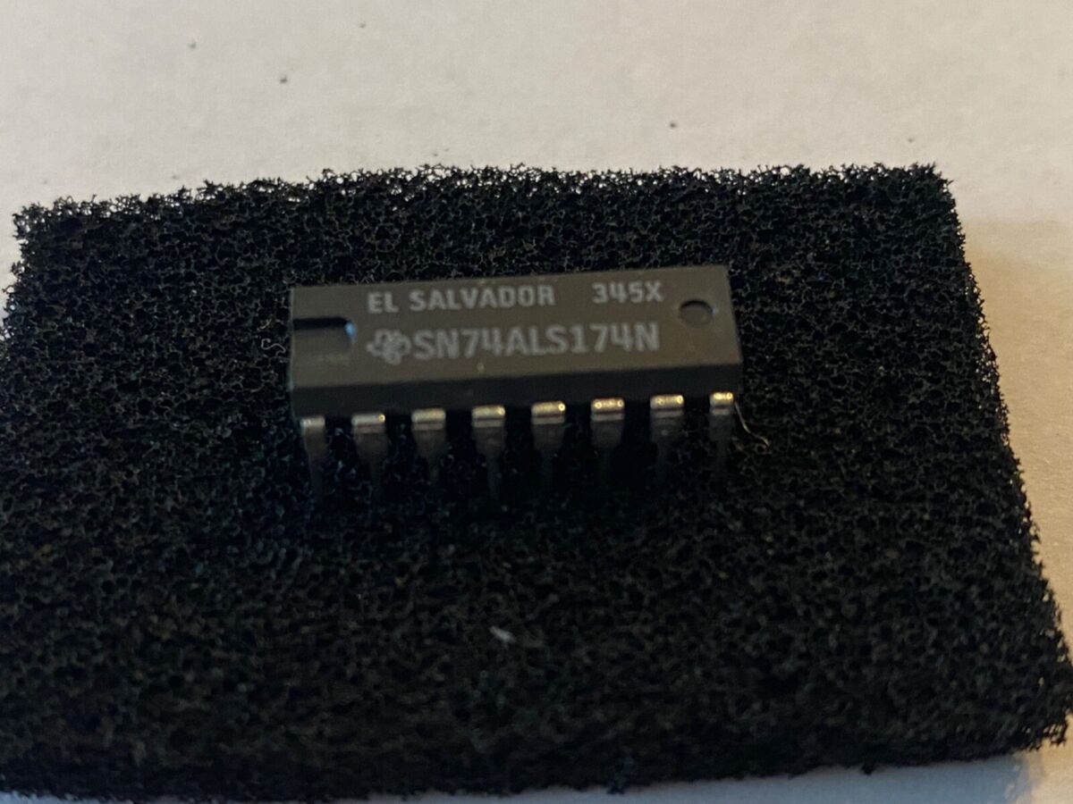 Texas Instrument SN74LS174N Hex D-type flip flop with clear integrated circuit