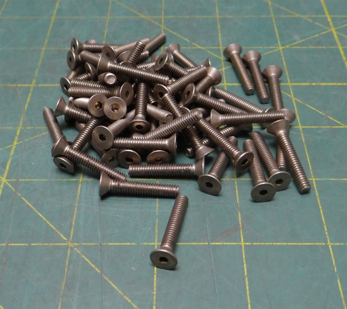 (Lot of 63) 8-32 x 1" Length Passivated 18-8 Stainless Steel Hex Flat Head Screw