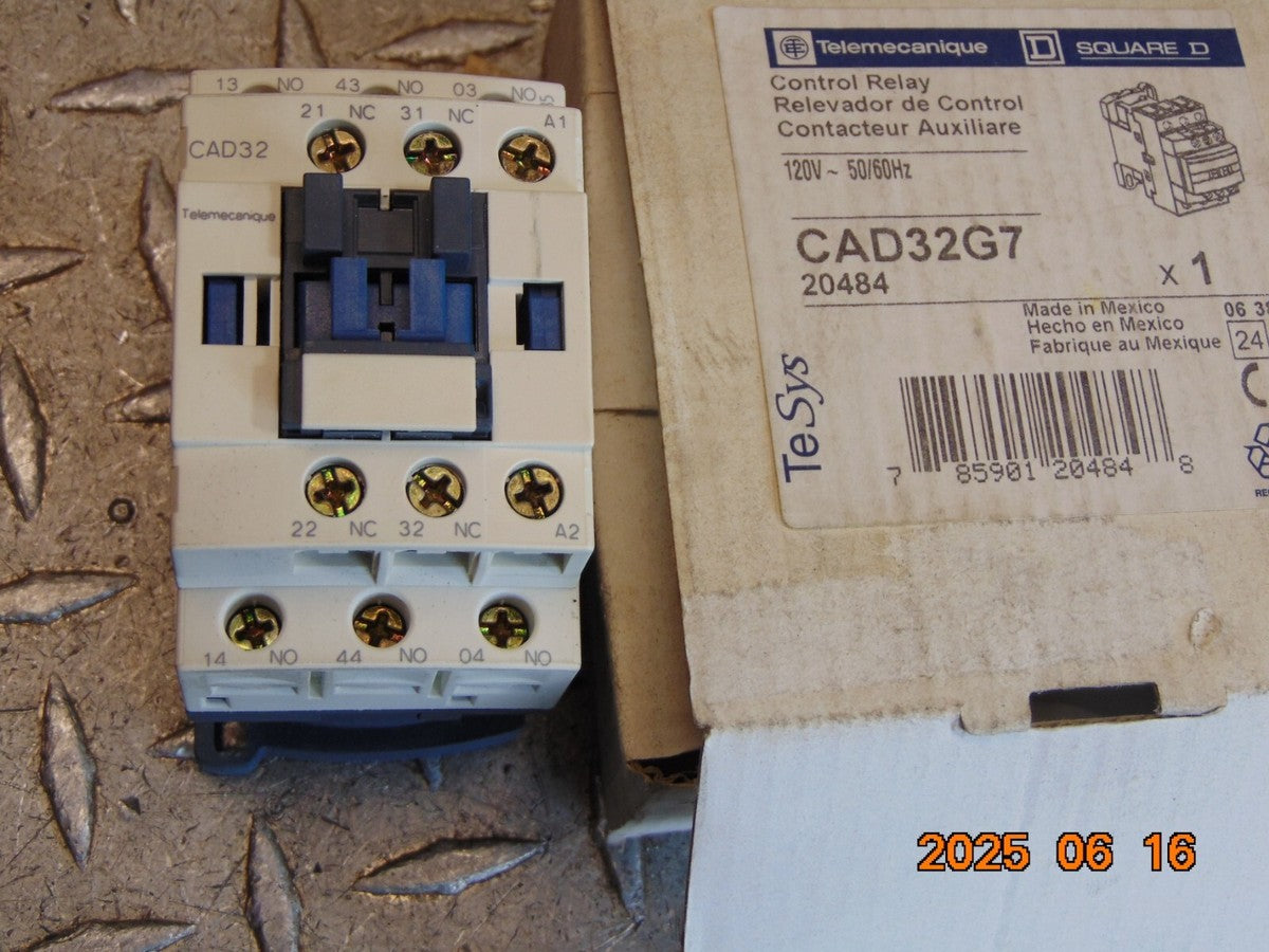 TELEMECANIQUE SQUARE D CAD32G7 CONTROL RELAY 120V COIL - FREE SHIPPING