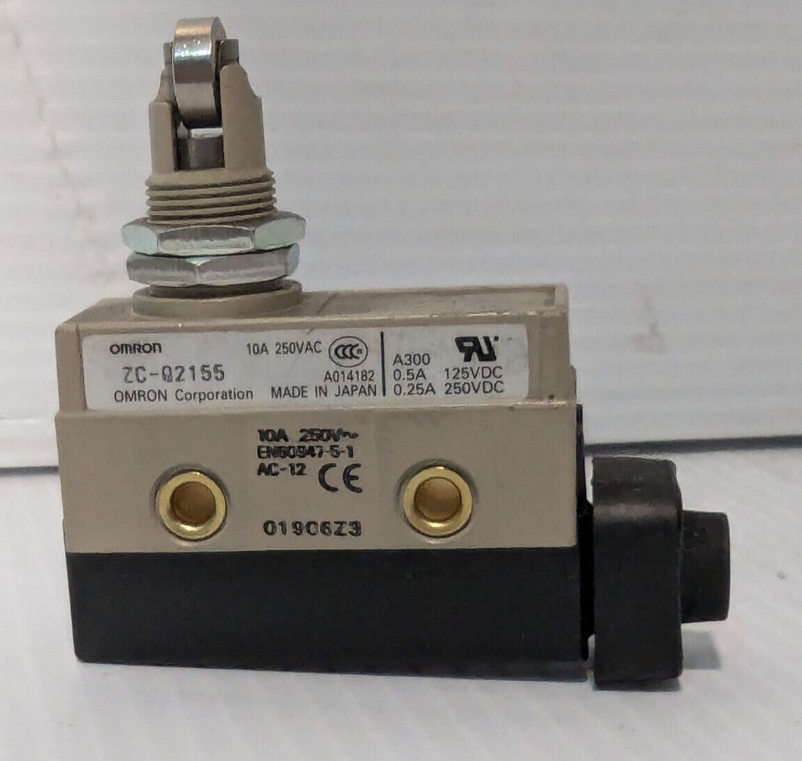Omron ZC-Q2155 Limit Switch Cross Roller Plunger 10A, 250VAC 