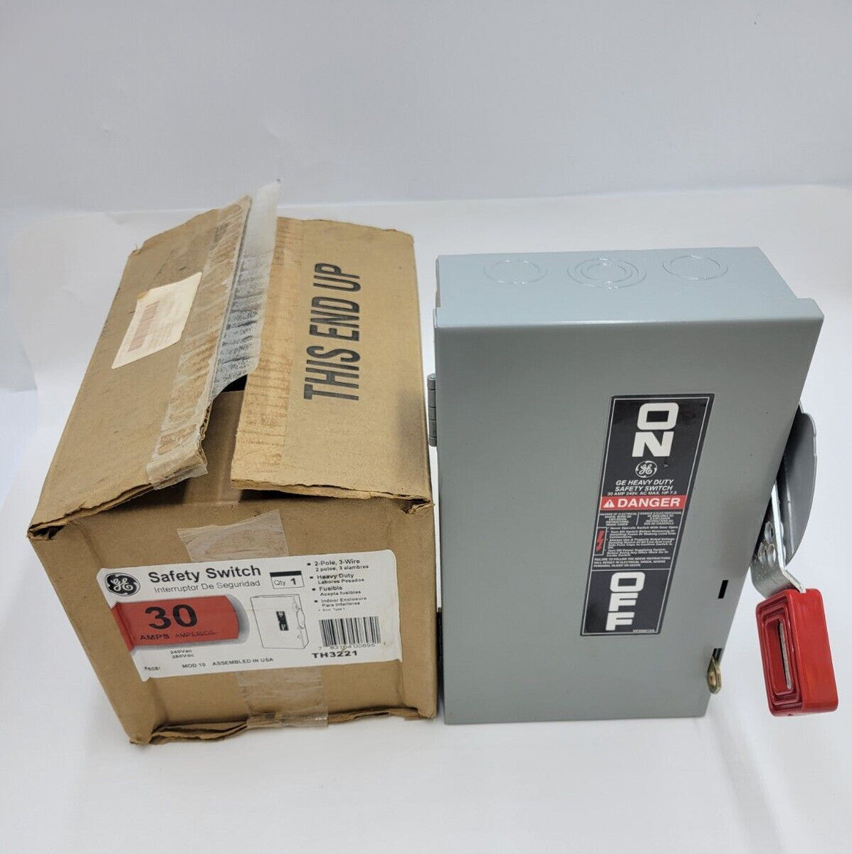 GE TH3221 Safety Disconnect Switch Fusible 30A 2P 240V 3 Watt NEMA 1 30 Amp NOS