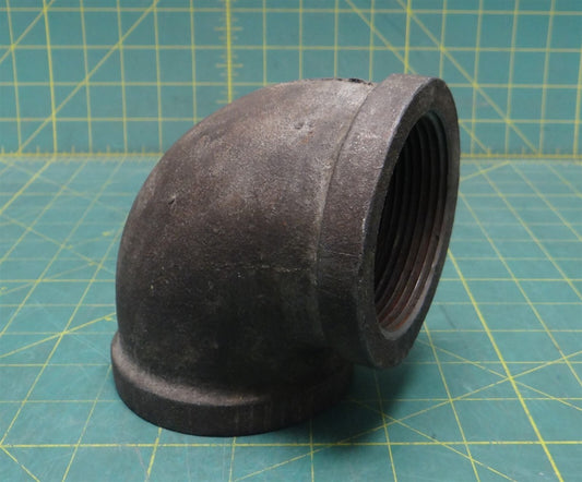 2-1/2"x 2-1/2" NPT Malleable Iron 90° Elbow Fitting, 4.75" Height, 3.75" Width