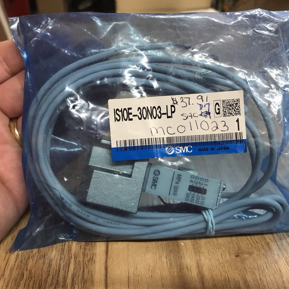 NEW IN BAG SMC PNEUMATIC SOLENOID VALVE IS10E-30N03-LP 100VAC