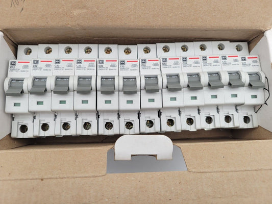 12 Piece Box Cutler Hammer  WMM1C32 Miniature Circuit Breaker 32 Amp 1 Pole 6kA