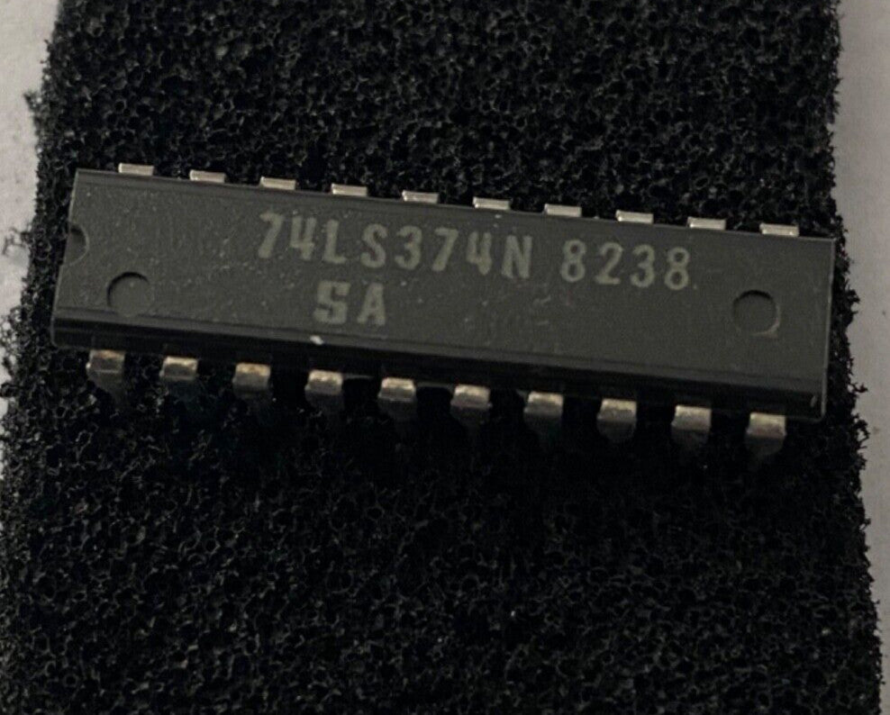 Signetics 74LS374N octal D type flip flop, 3-state Integrated Circuits