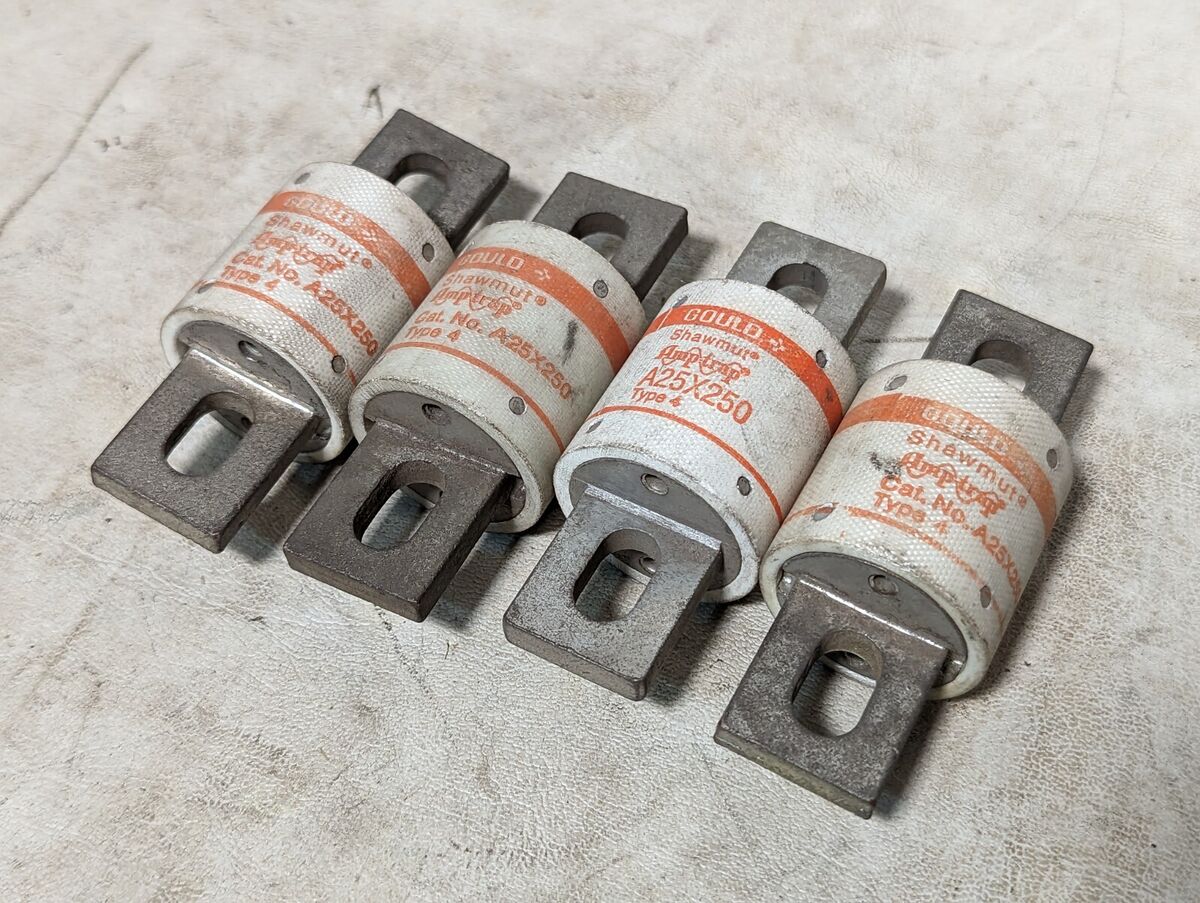 Lot of 4 Gould Shawmut A25X250 fuses, 250A, 250VAC, type 4, Amptrap