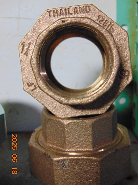 (1)  Red Brass Pipe Fitting Union 1-1/4" Female Pipe