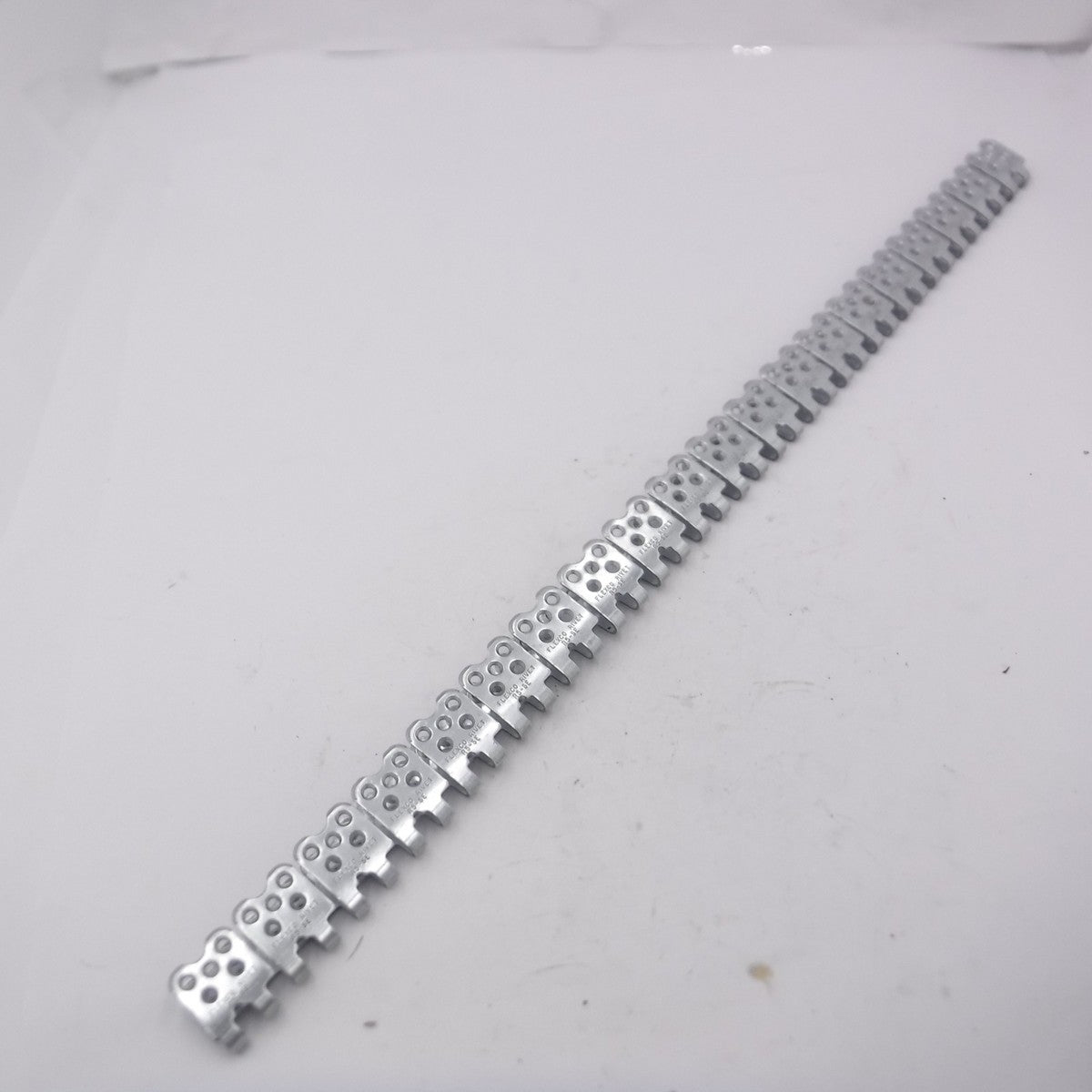 20 Flexco Rivet Scalloped Edge Hinged Fastener Strip 33-3/4" Long