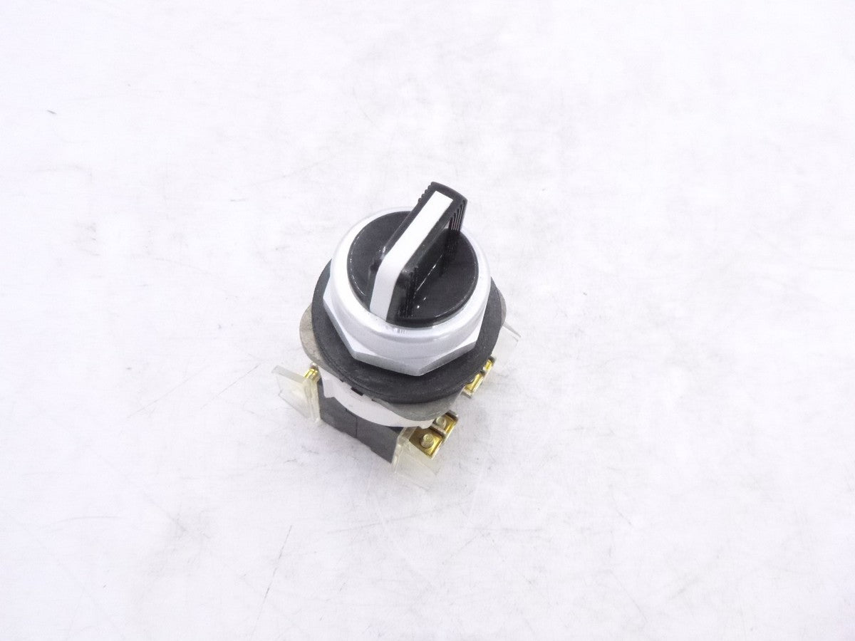 Allen Bradley 800T-J2KE7 30MM 3 Position Selector Switch