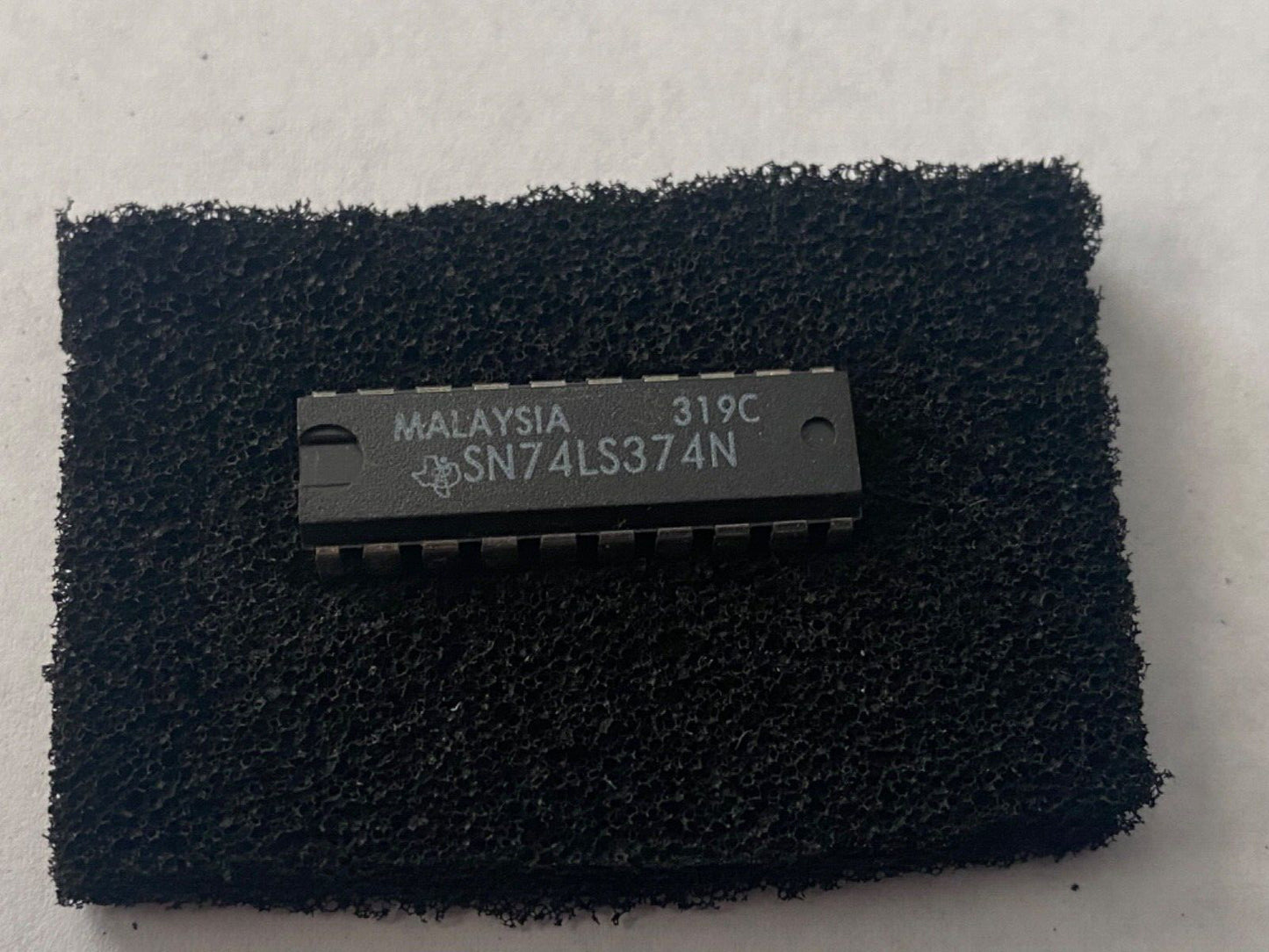 Texas Instruments SN74LS374N octal D type flip flop, 3-state Integrated Circuit