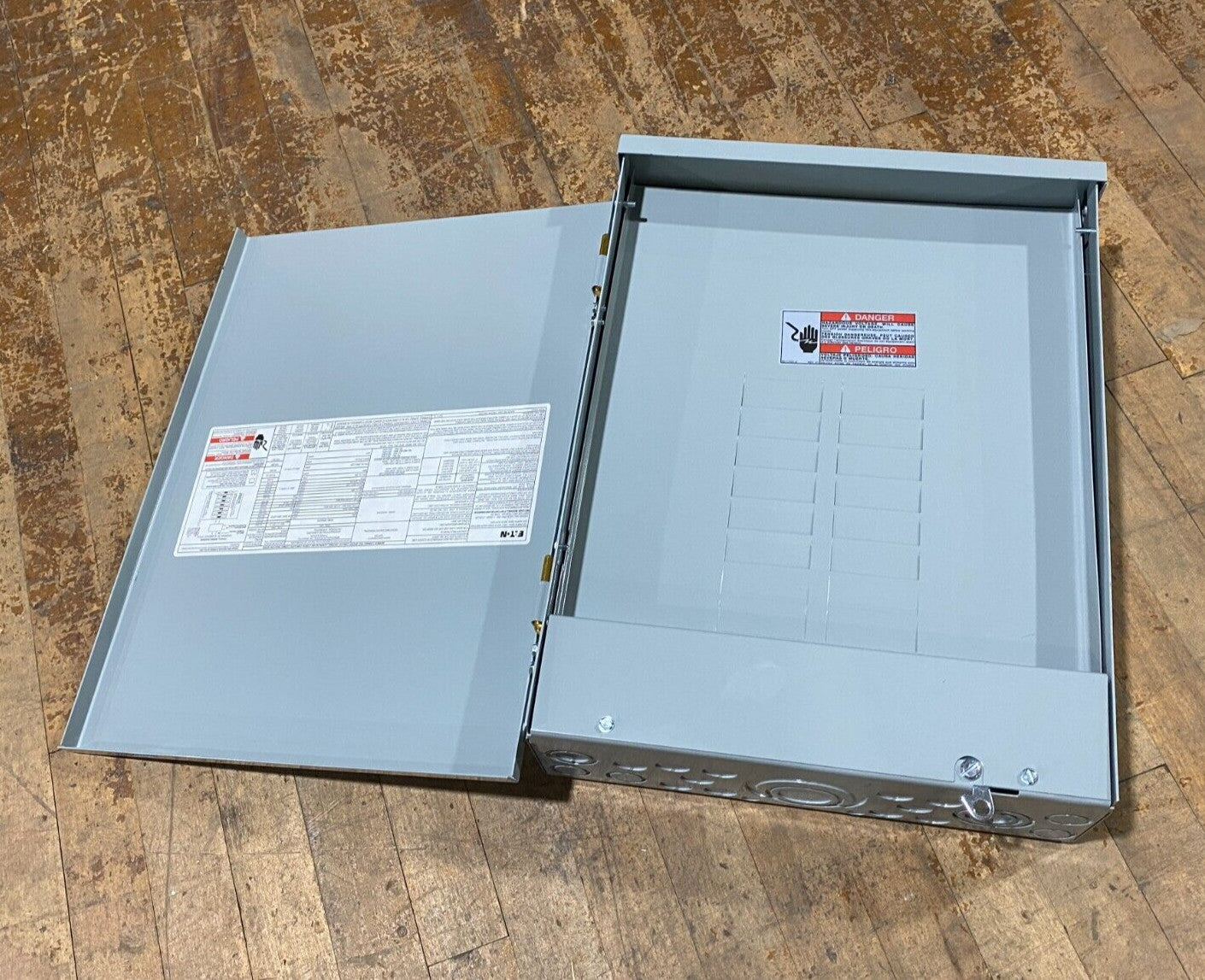 Eaton BR1224N125R Load Center 125A 120/240V 1PH 3W 12 Space 3R Encl Outdoor NOS