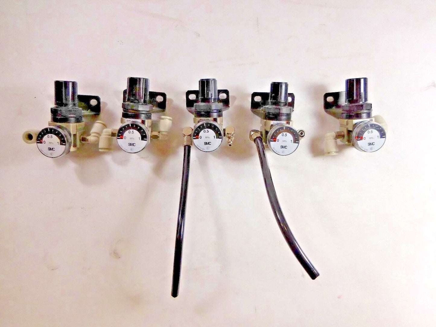 SMC AR10-M5BG, 0.05 - 0.7 MPa And G27-10-R1 Gauge (Set Of 5)