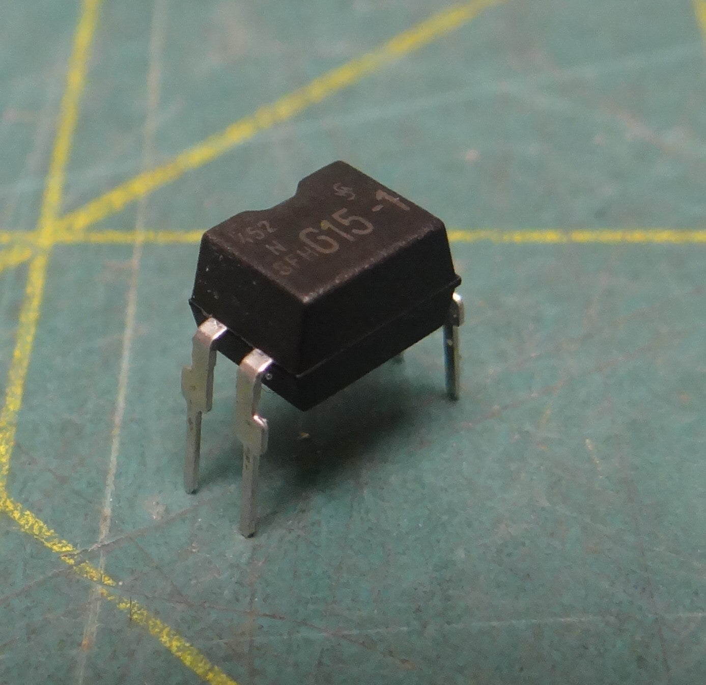 (Qty: 87) Fairchild Industries Integrated Circuit FOD817 4-Pin Optocoupler G15-1