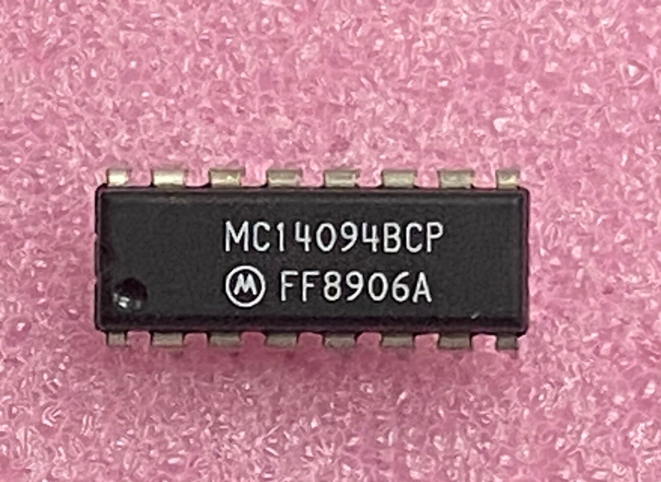 Motorola MC14094BCP 8-stage shift/store register 3-state out Integrated Circuit