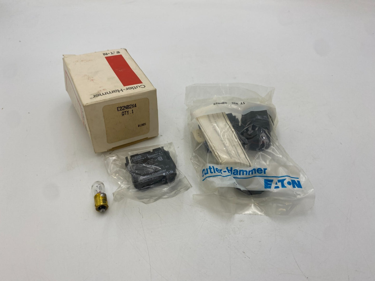 Eaton Cutler-Hammer E22NB2 Illuminated Flush Pushbutton w/ Contact Block & Bulb