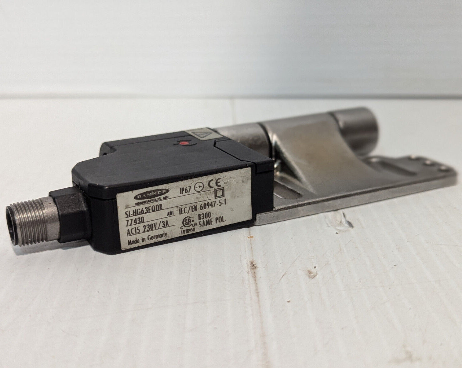 Banner SI-HG63FQDR Hinged Safety Interlock Switch, 230VAC 