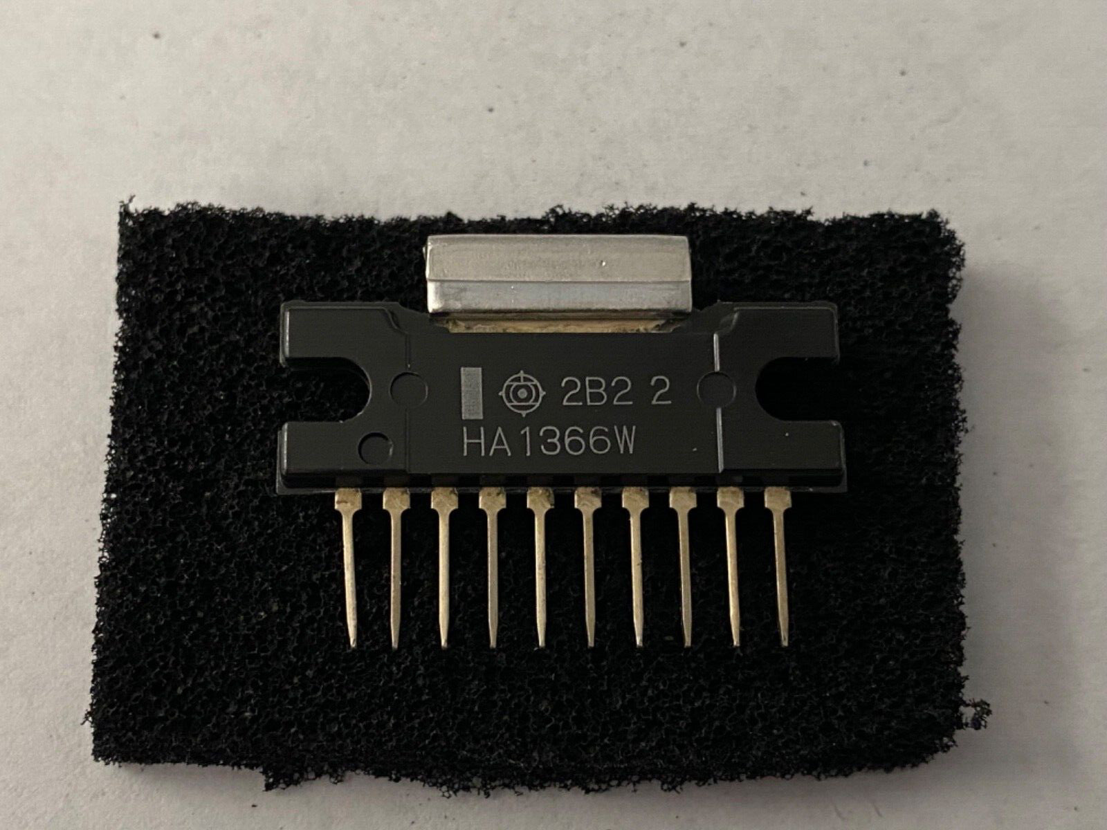 Hitachi HA1366W 5.5 watt audio power amplifier integrated circuit