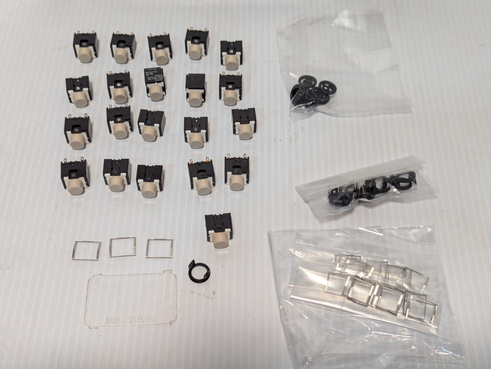 Lot of 20 Omron A3AT-90K1-00L Pushbutton Switch with Flange and Spring-Free Ship