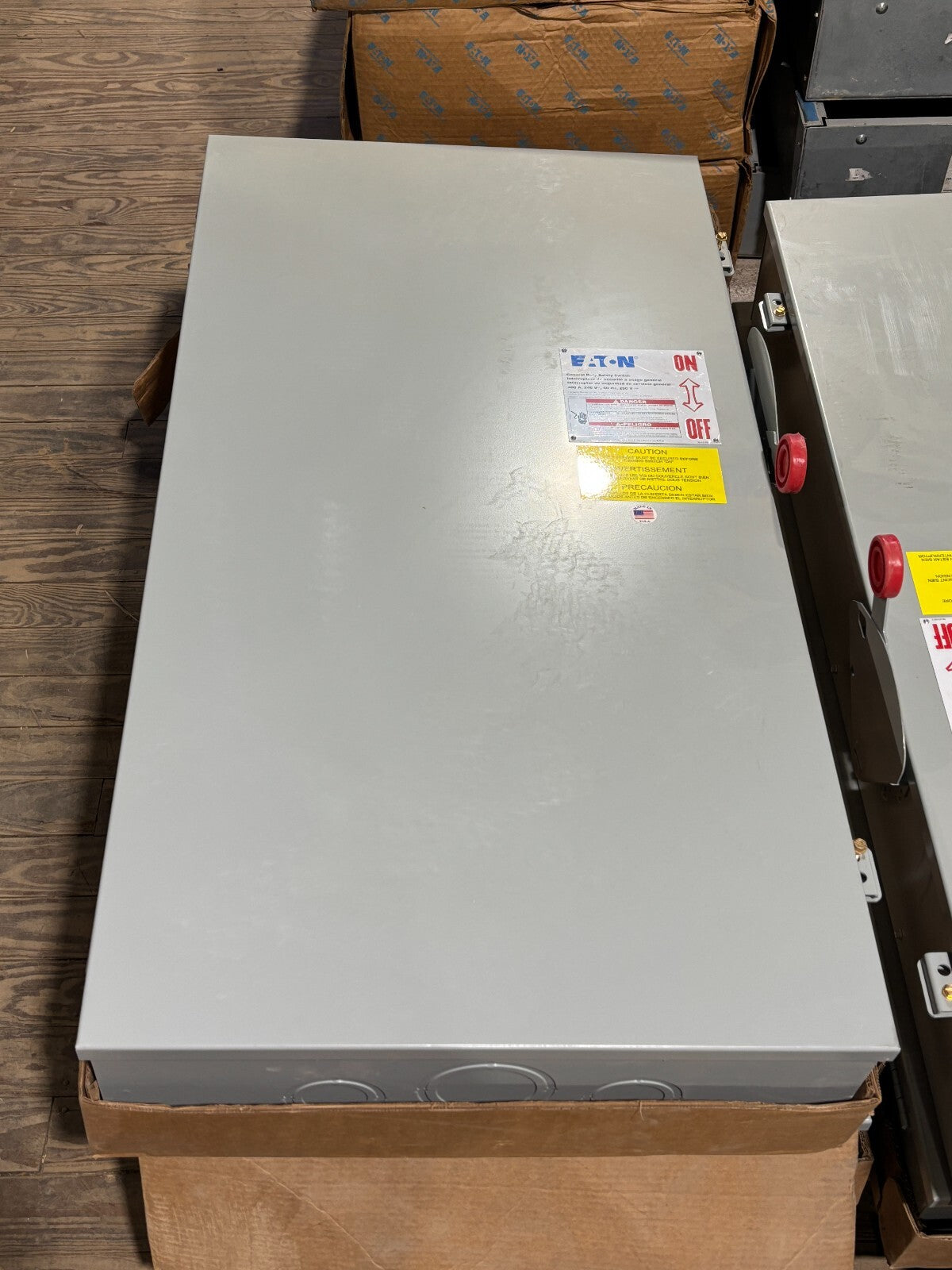 Eaton DG325NGK Fusible Disconnect Switch 400A 240VAC 3P Type 1 Indoor Enclosure