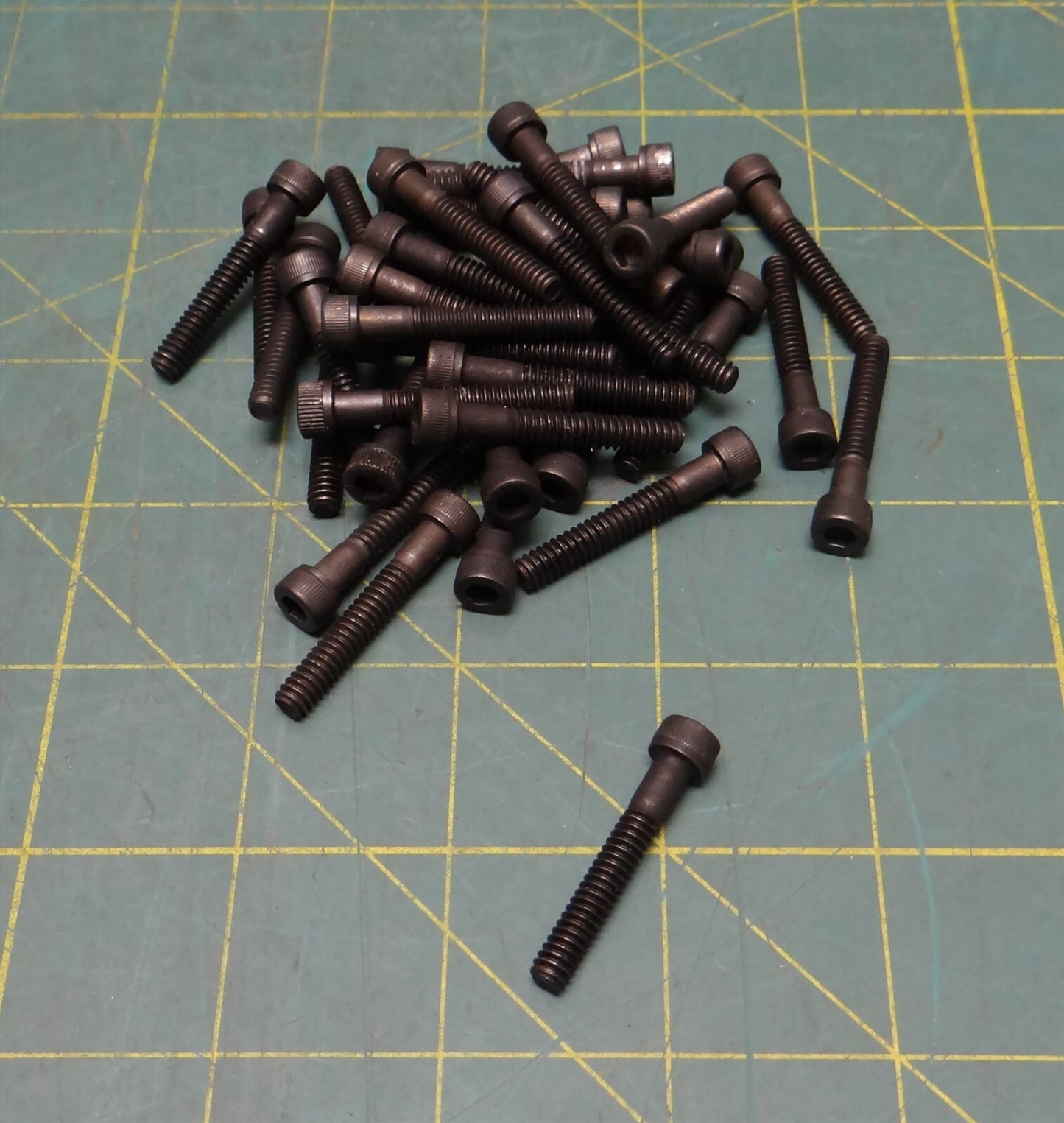 (Lot of 40) 10-24 x 1-1/4" Length Black-Oxide Plated Steel Socket Head Screw