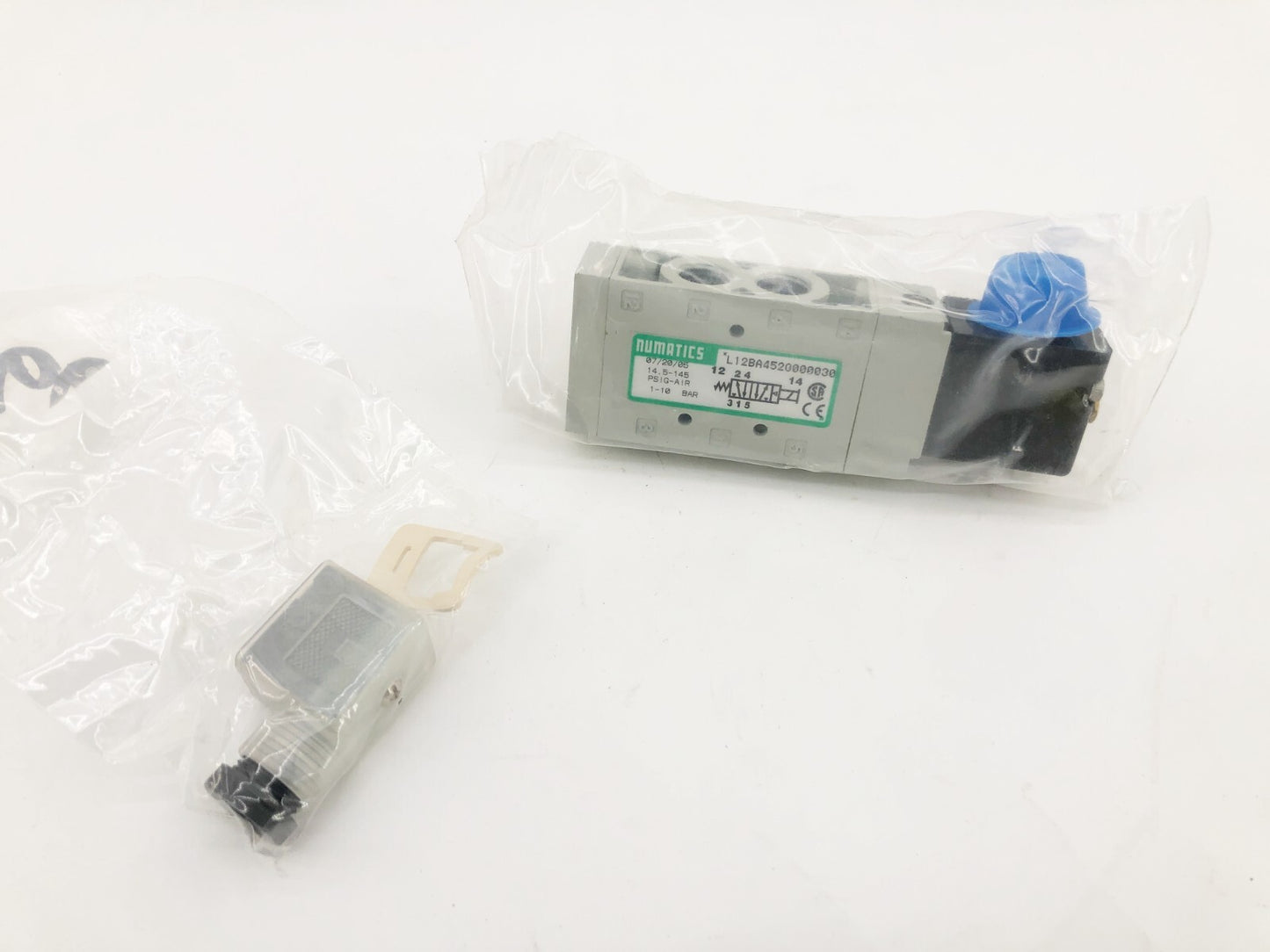 New Numatics L12BA452O000030 Pneumatic Solenoid Valve 14-145psig 120VAC - No Box