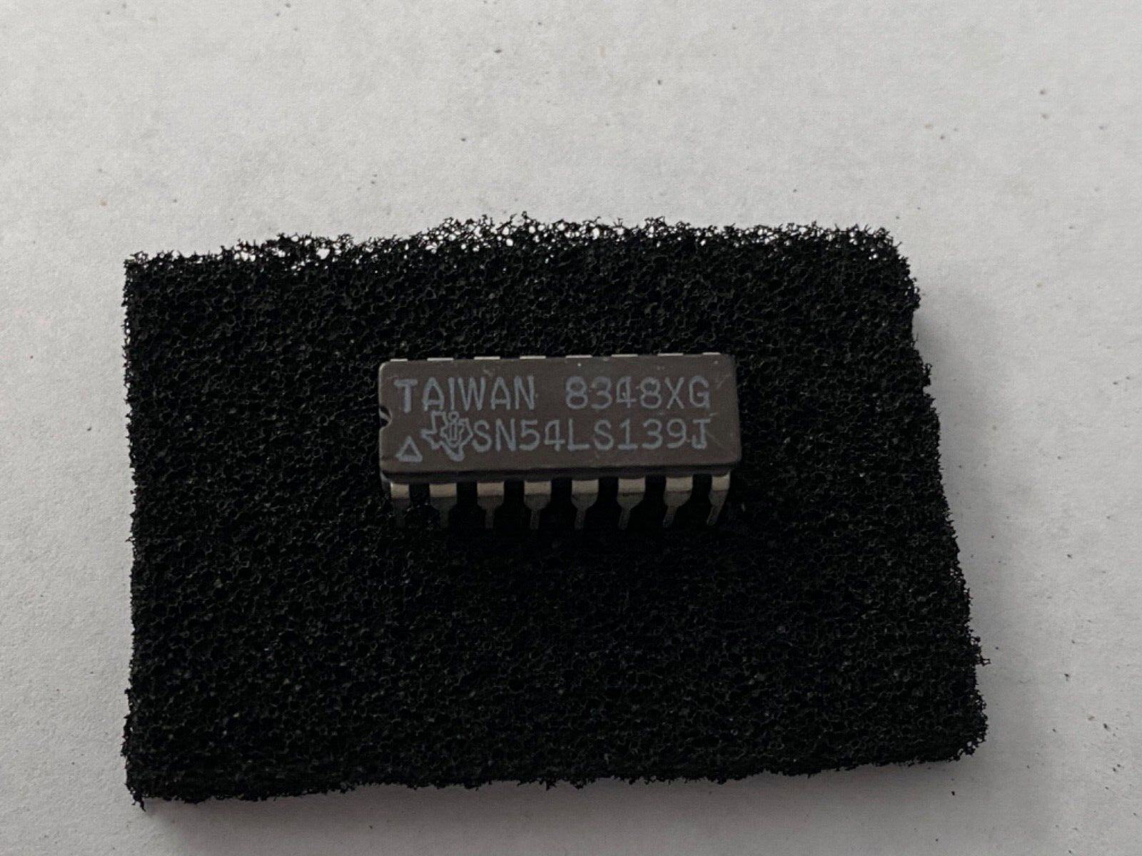 Texas Instruments SN54LS139J dual 2-line to 4-line decoders/demultiplexer I.C.