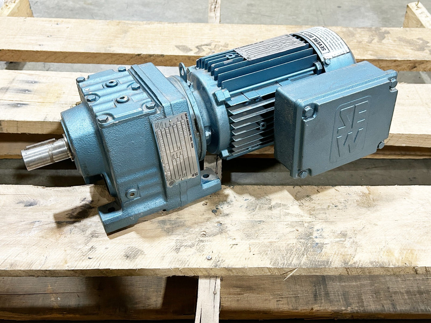 New Sew-Eurodrive R37DT80N4 / DFT80N4 Gear Motor 1HP 230/460V 70RPM Output