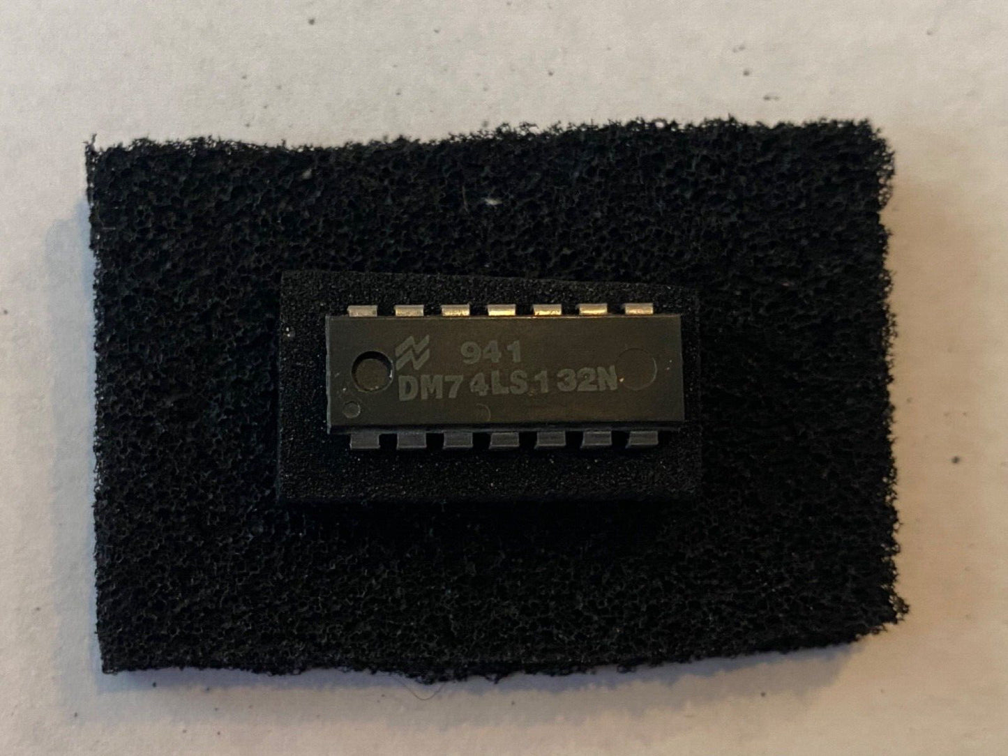 National DM74S132N quad 2-input NAND gates w/Schmitt trig in Integrated circuit