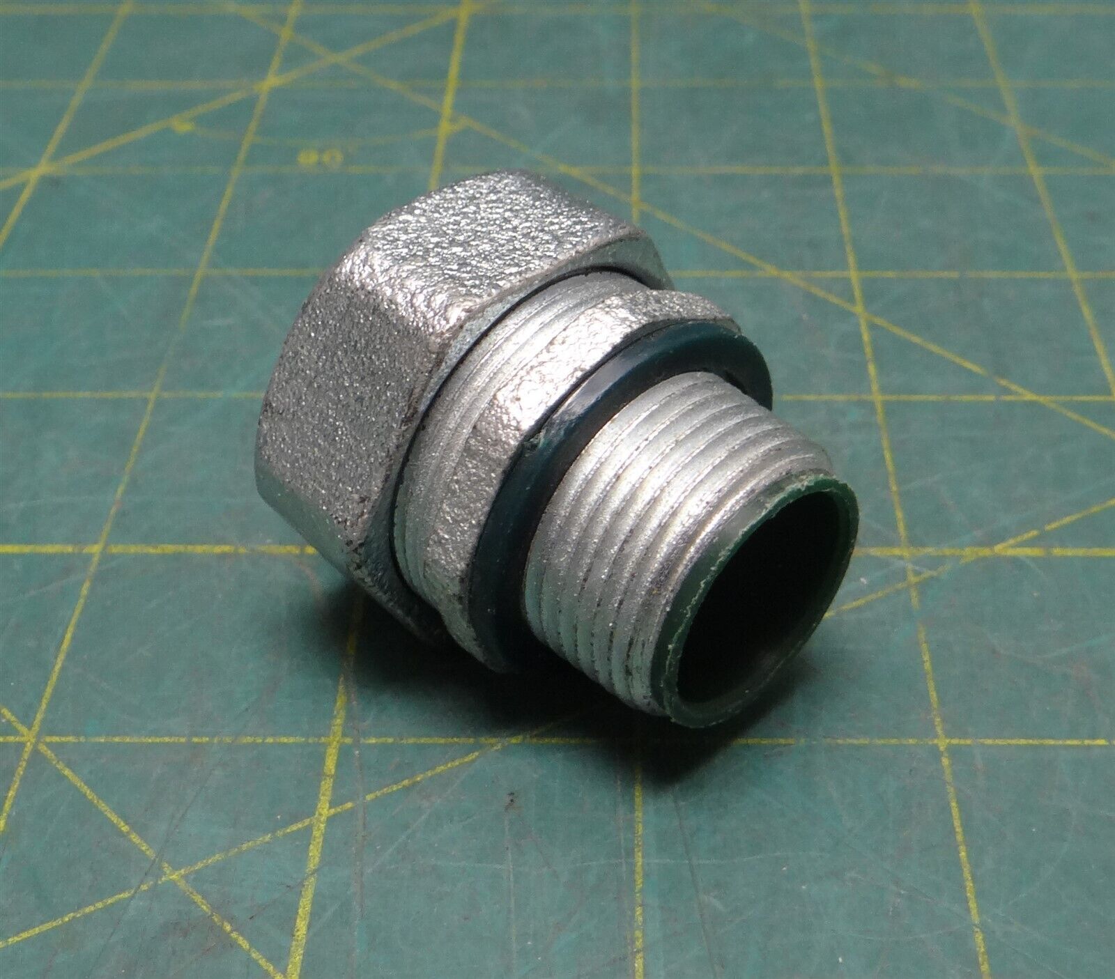 3/4" Straight Liquid Tight Zinc Plated Steel Insulated Conduit Connector 2" Long