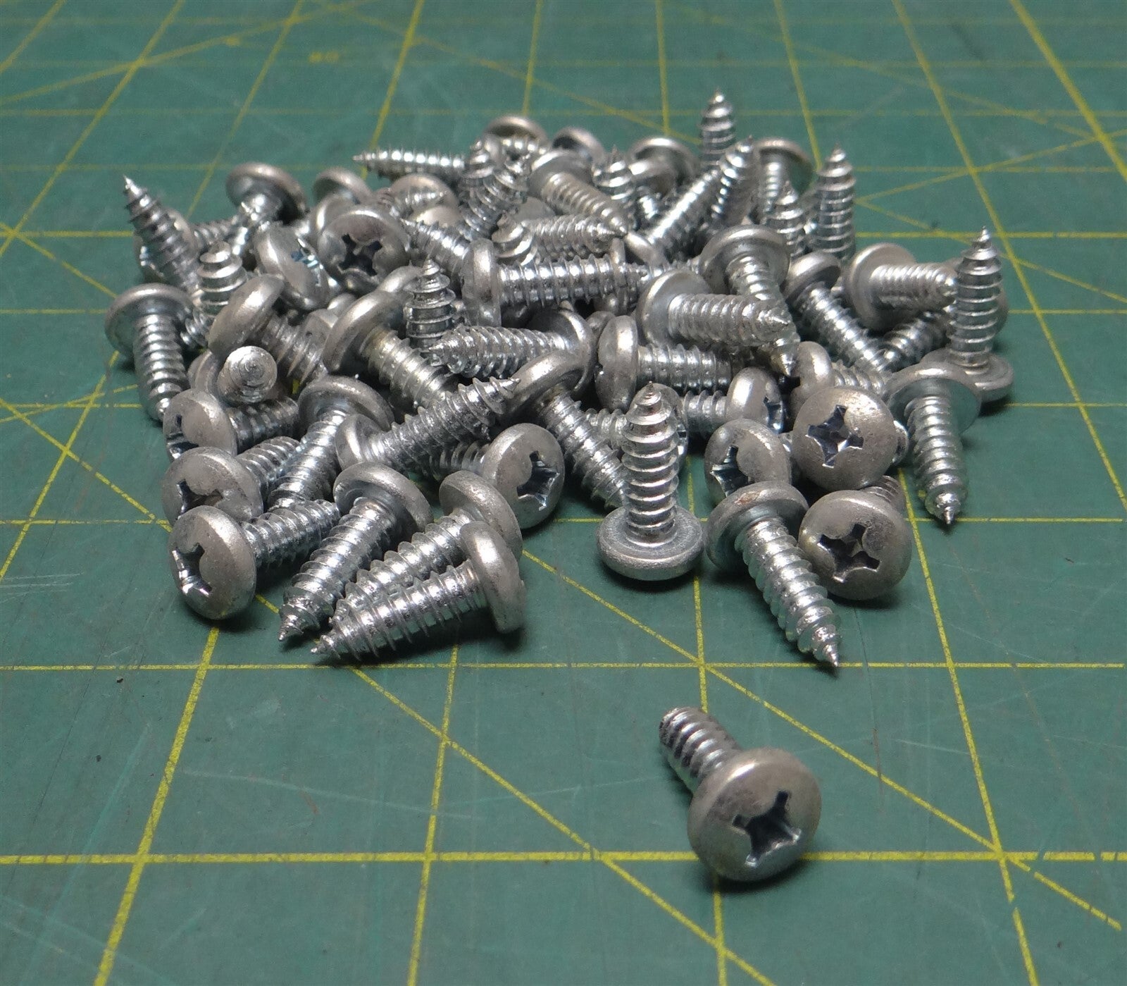 (Lot of 90) #12 x 3/4" Length Zinc-Plated Steel Phillips Rounded Head Screws