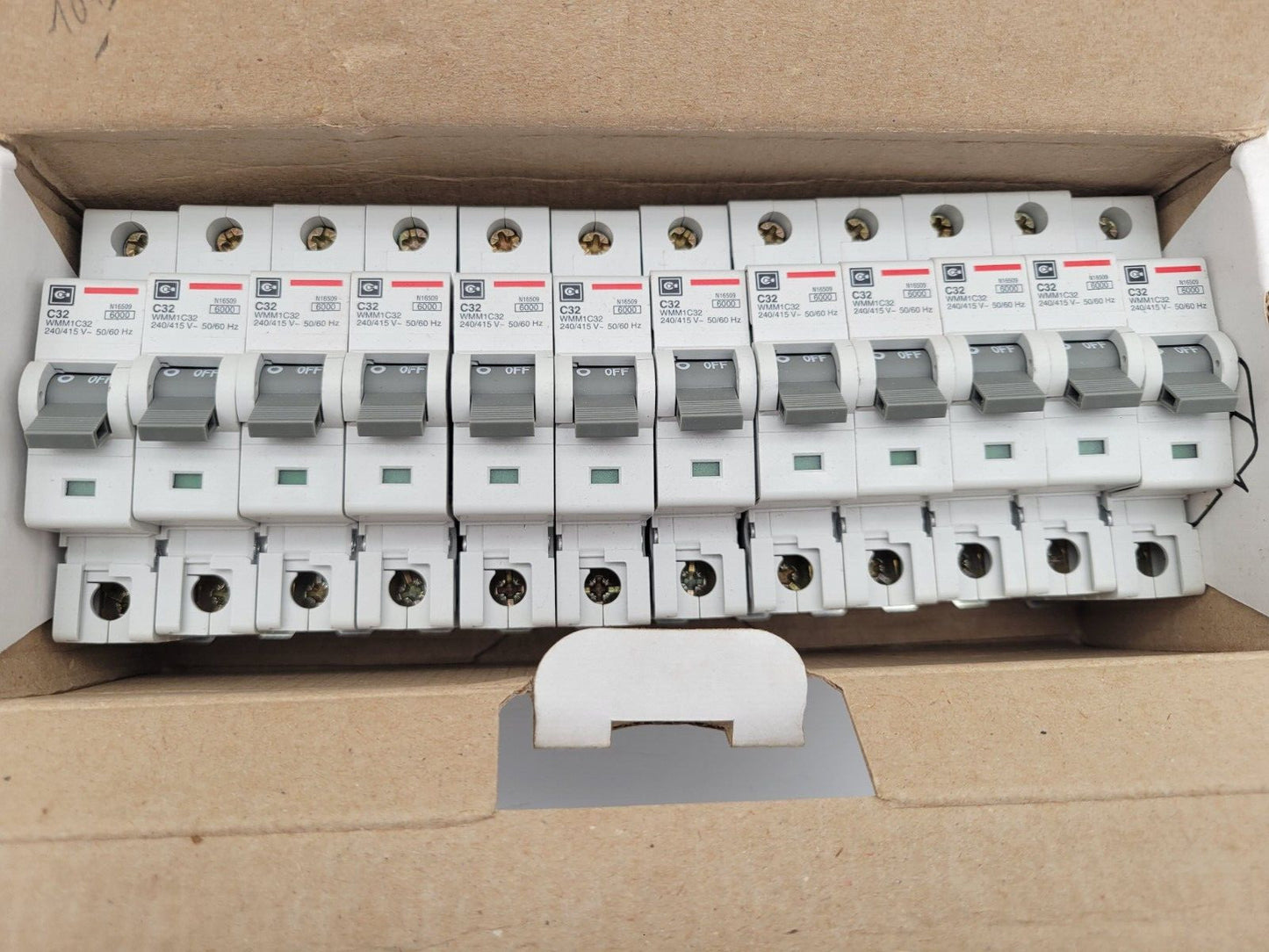 12 Piece Box Cutler Hammer  WMM1C32 Miniature Circuit Breaker 32 Amp 1 Pole 6kA
